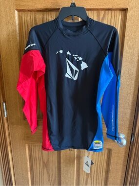 NWT Volcom XXL Adults Black Rash Guard with Red and Blue Sleeves